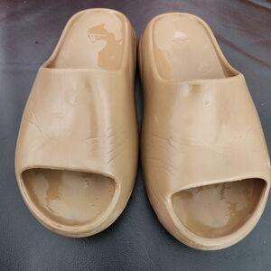 YEEZY SLIDES
